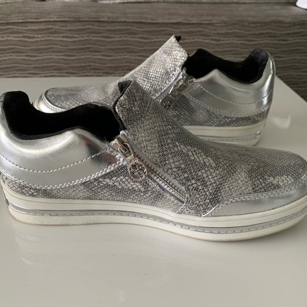 💜⬇️↕️ GUESS SILVER SNAKESKIN SNEAKERS💜